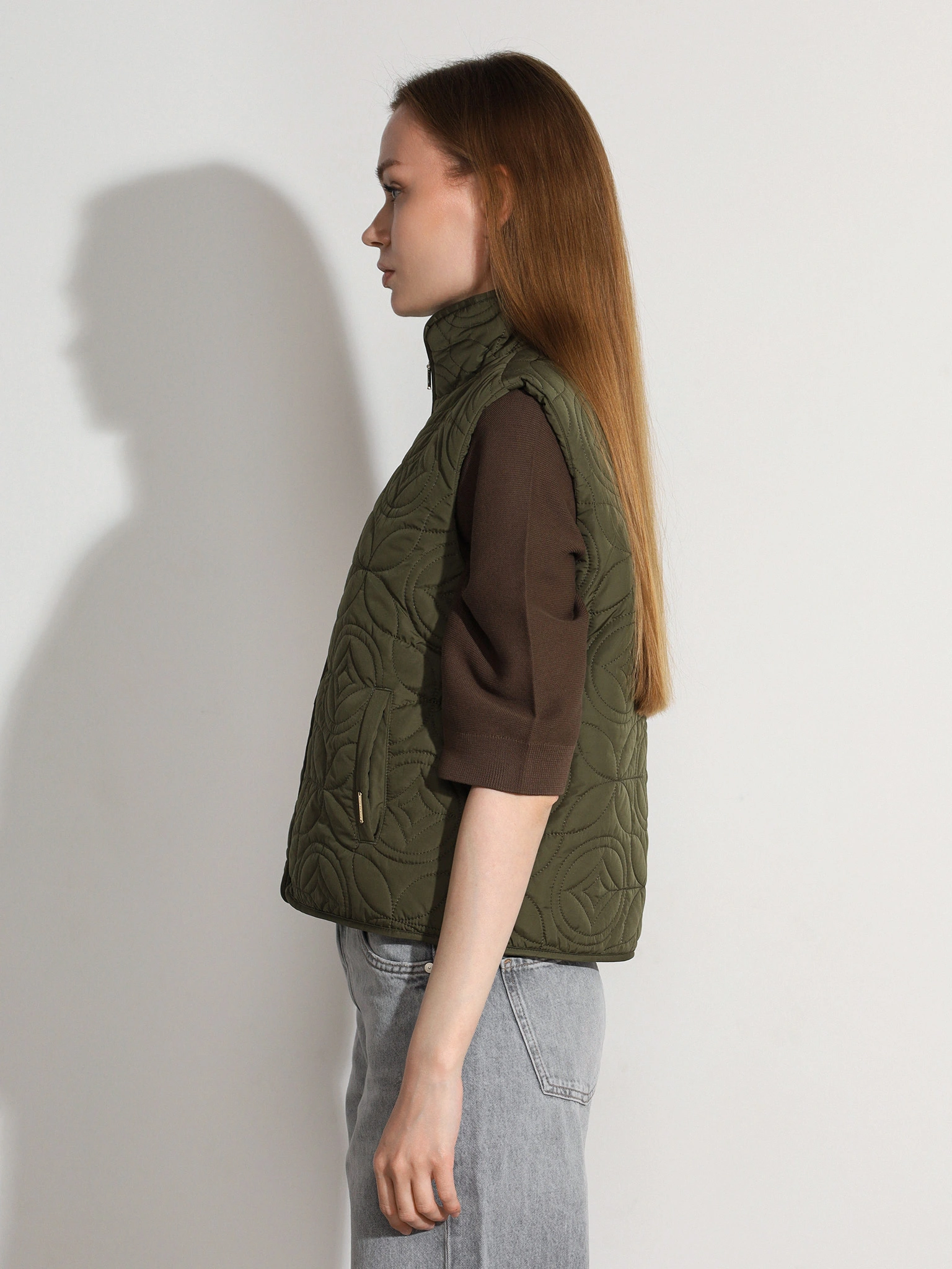 Жилет цвета хаки с фигурной стежкой